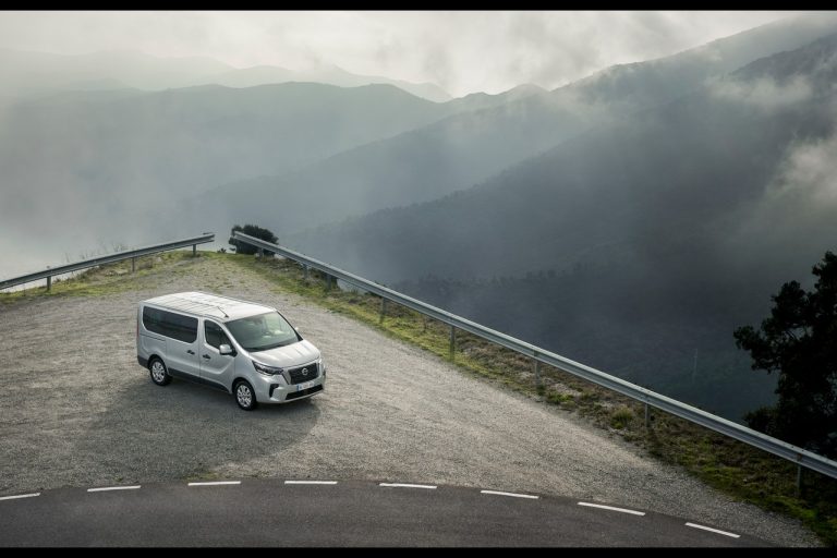 Nissan NV300 BUS 2021: immagini ufficiali