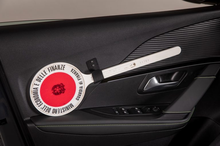 Peugeot e-208 consegnata alla Guardia di Finanza: immagini ufficiali