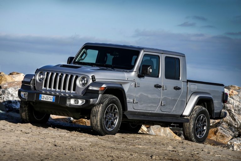 Jeep Gladiator Overland 2021: immagini ufficiali