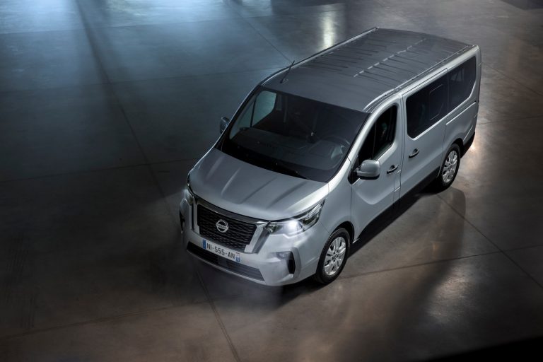 Nissan NV300 BUS 2021: immagini ufficiali