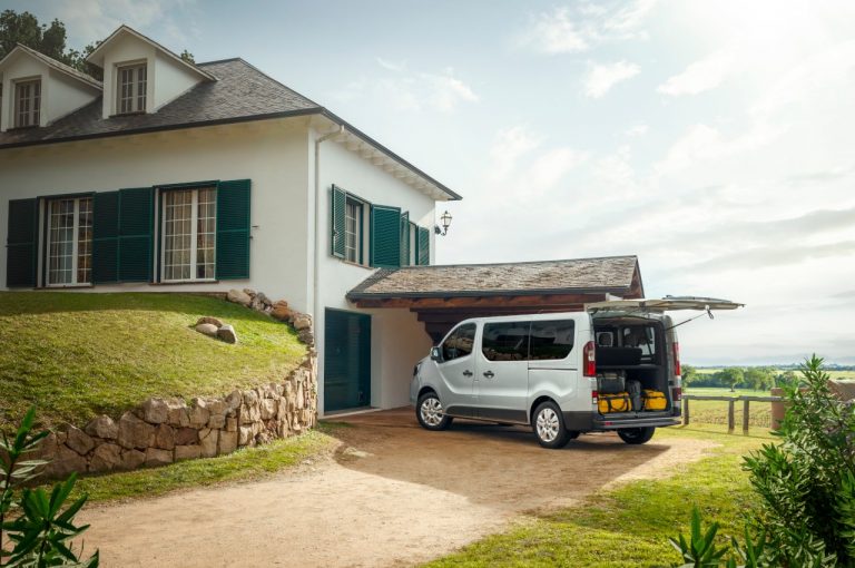 Nissan NV300 BUS 2021: immagini ufficiali