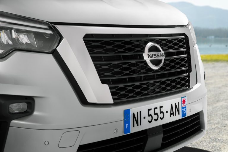 Nissan NV300 BUS 2021: immagini ufficiali