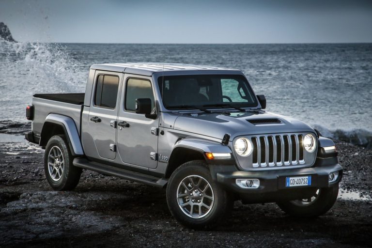 Jeep Gladiator Overland 2021: immagini ufficiali