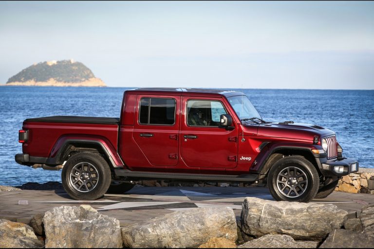 Jeep Gladiator Overland 2021: immagini ufficiali