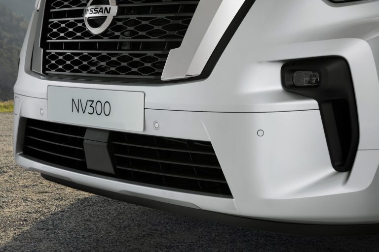 Nissan NV300 BUS 2021: immagini ufficiali