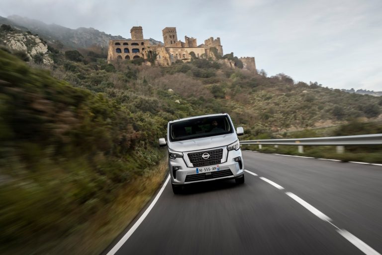 Nissan NV300 BUS 2021: immagini ufficiali