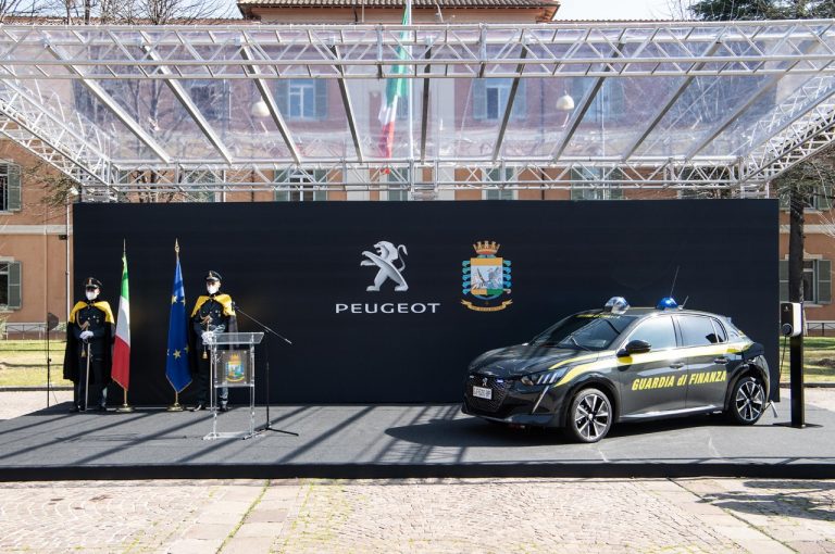 Peugeot e-208 consegnata alla Guardia di Finanza: immagini ufficiali