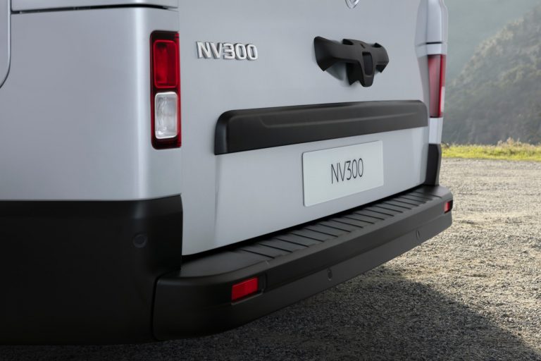 Nissan NV300 BUS 2021: immagini ufficiali