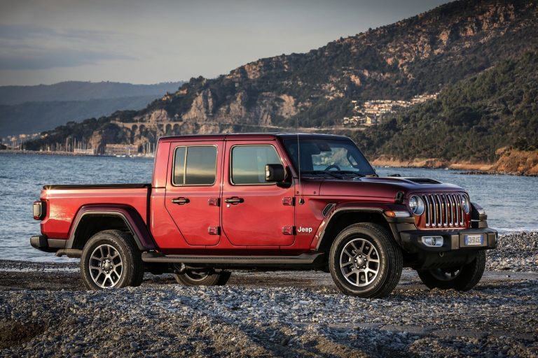 Jeep Gladiator Overland 2021: immagini ufficiali