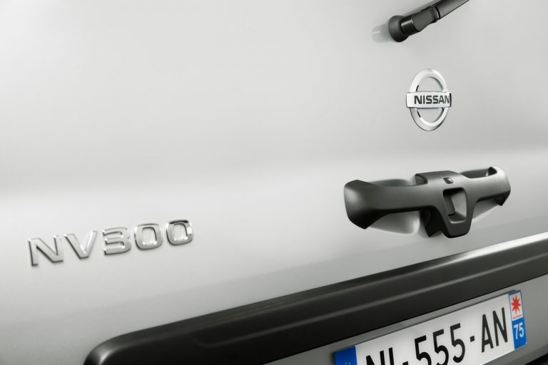 Nissan NV300 BUS 2021: immagini ufficiali
