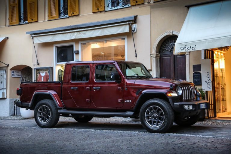 Jeep Gladiator Overland 2021: immagini ufficiali