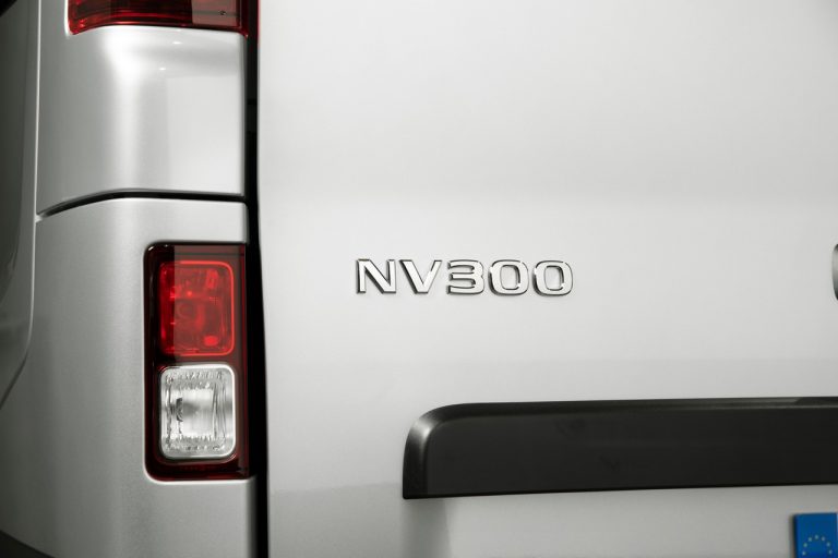 Nissan NV300 BUS 2021: immagini ufficiali