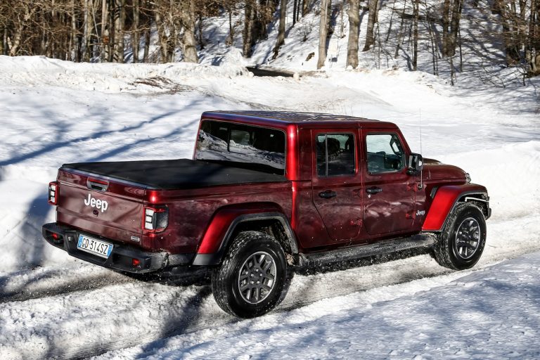 Jeep Gladiator Overland 2021: immagini ufficiali