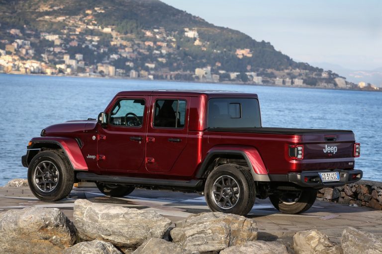 Jeep Gladiator Overland 2021: immagini ufficiali