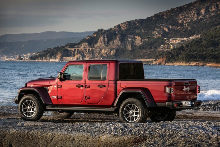 Jeep Gladiator Overland 2021: immagini ufficiali
