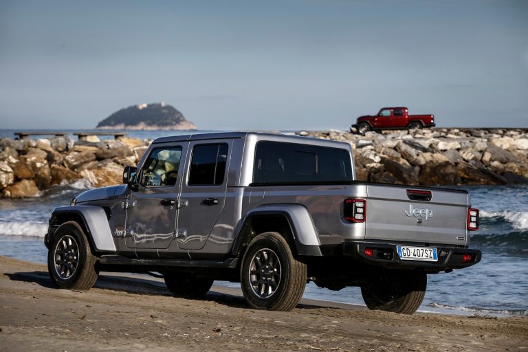 Jeep Gladiator Overland 2021: immagini ufficiali