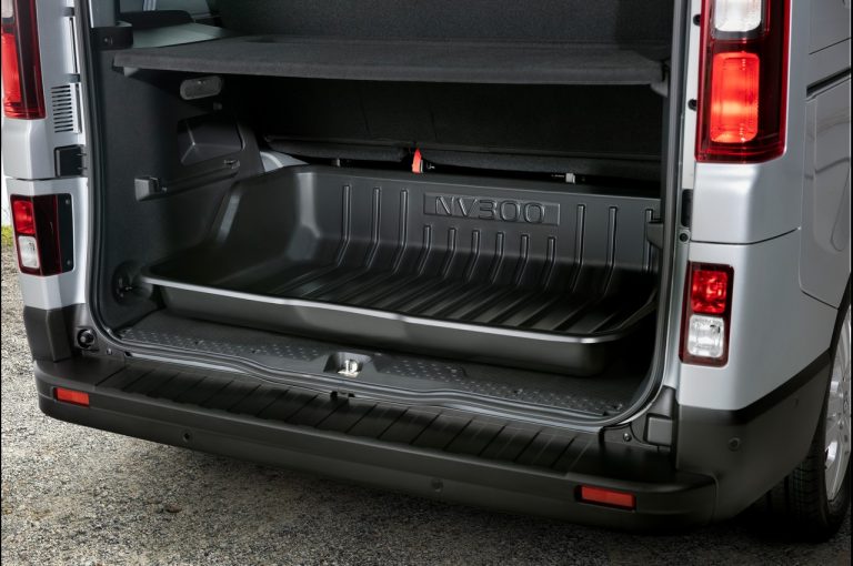 Nissan NV300 BUS 2021: immagini ufficiali