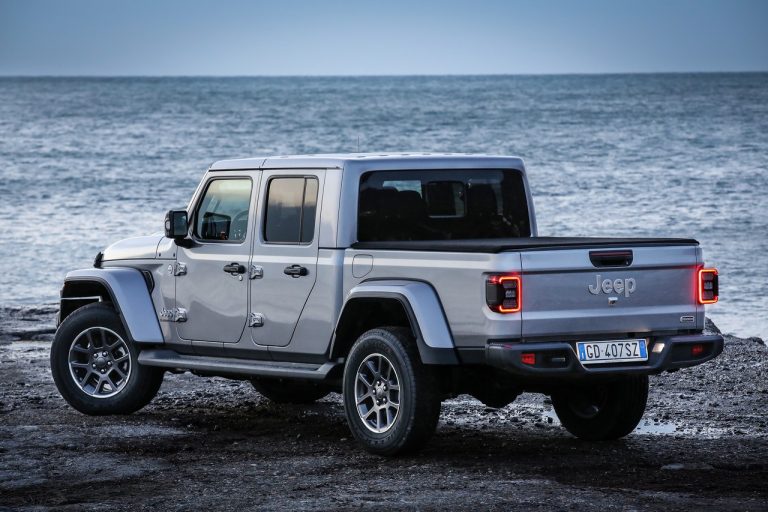 Jeep Gladiator Overland 2021: immagini ufficiali