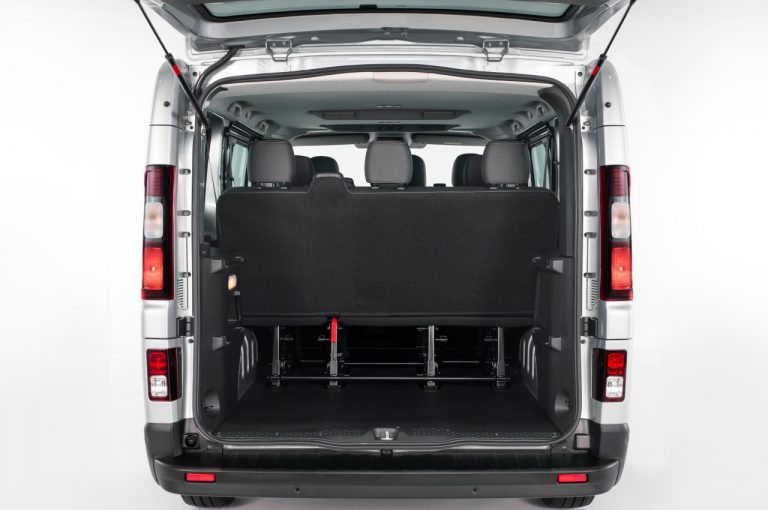 Nissan NV300 BUS 2021: immagini ufficiali