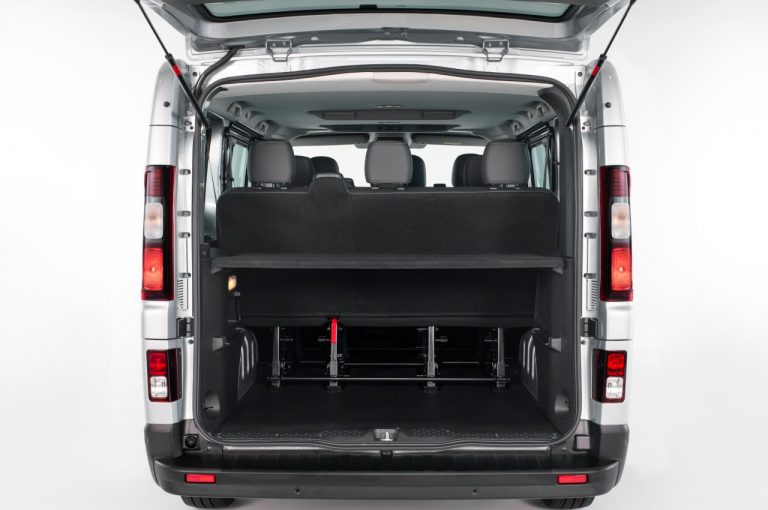 Nissan NV300 BUS 2021: immagini ufficiali