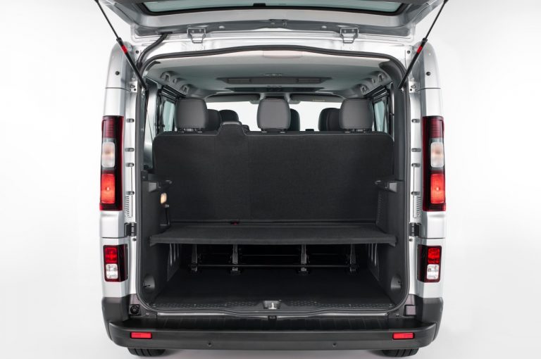 Nissan NV300 BUS 2021: immagini ufficiali