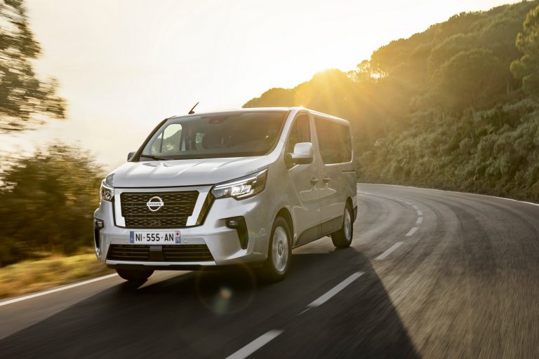 Nissan NV300 BUS 2021: immagini ufficiali