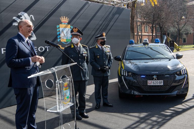 Peugeot e-208 consegnata alla Guardia di Finanza: immagini ufficiali