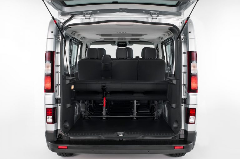 Nissan NV300 BUS 2021: immagini ufficiali
