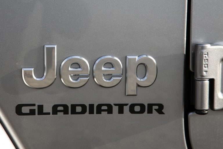 Jeep Gladiator Overland 2021: immagini ufficiali