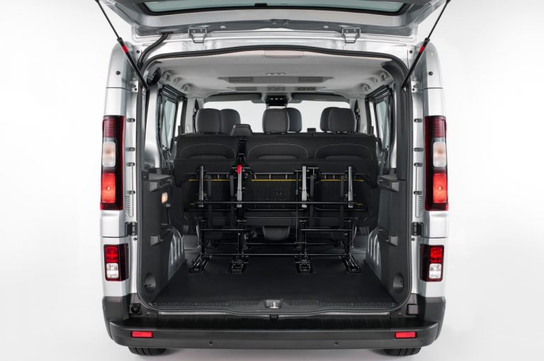 Nissan NV300 BUS 2021: immagini ufficiali
