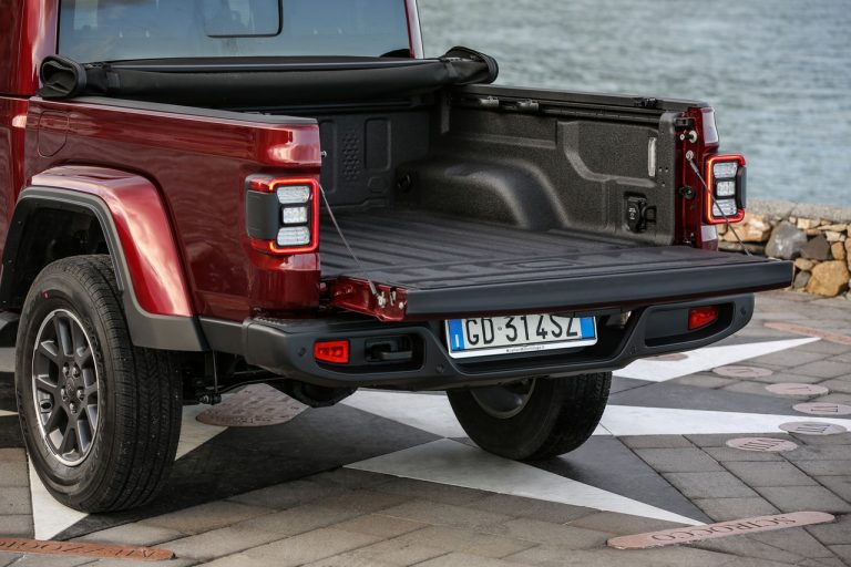 Jeep Gladiator Overland 2021: immagini ufficiali