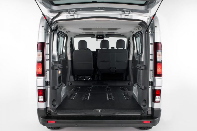 Nissan NV300 BUS 2021: immagini ufficiali