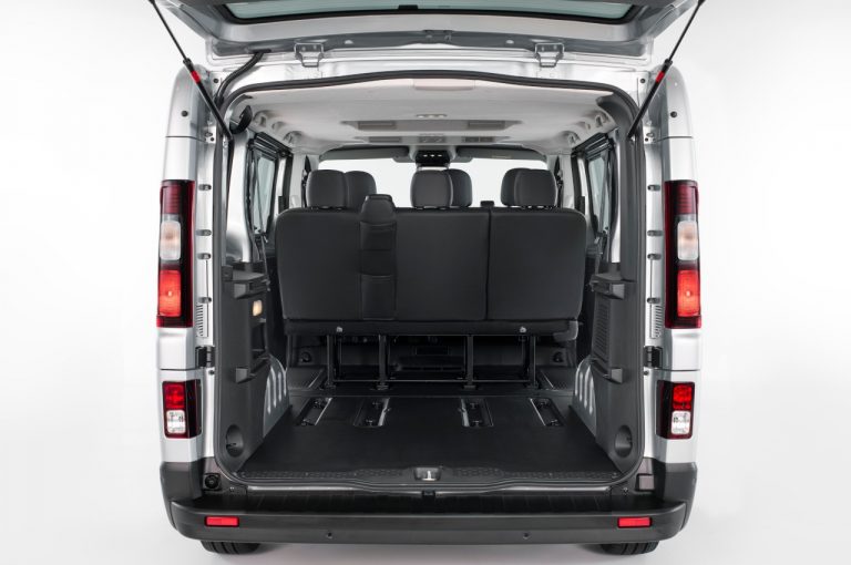 Nissan NV300 BUS 2021: immagini ufficiali
