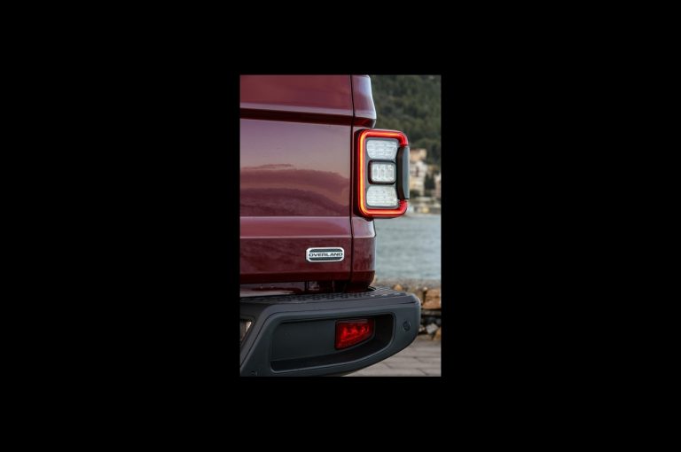 Jeep Gladiator Overland 2021: immagini ufficiali