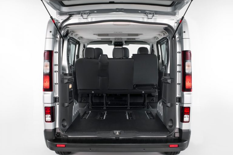Nissan NV300 BUS 2021: immagini ufficiali