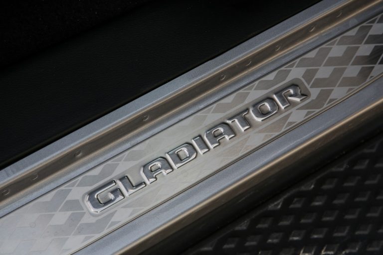 Jeep Gladiator Overland 2021: immagini ufficiali