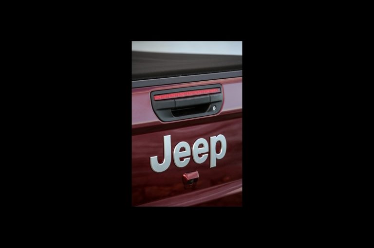 Jeep Gladiator Overland 2021: immagini ufficiali