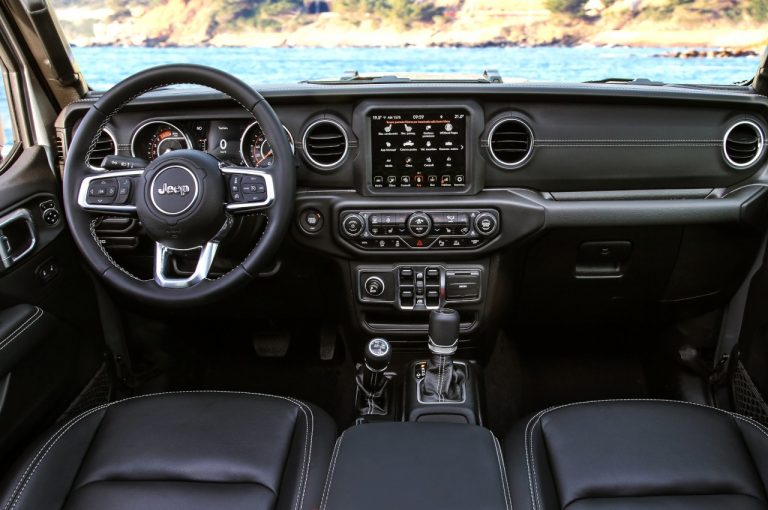 Jeep Gladiator Overland 2021: immagini ufficiali