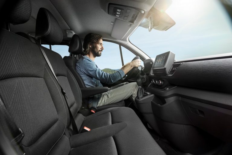 Nissan NV300 BUS 2021: immagini ufficiali