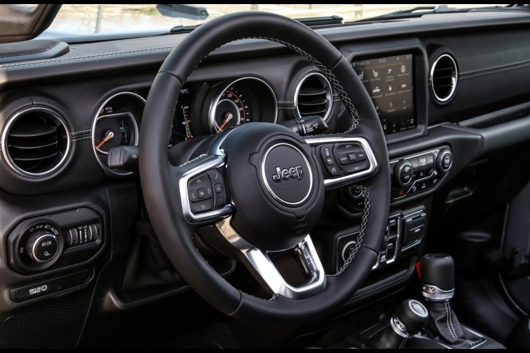 Jeep Gladiator Overland 2021: immagini ufficiali