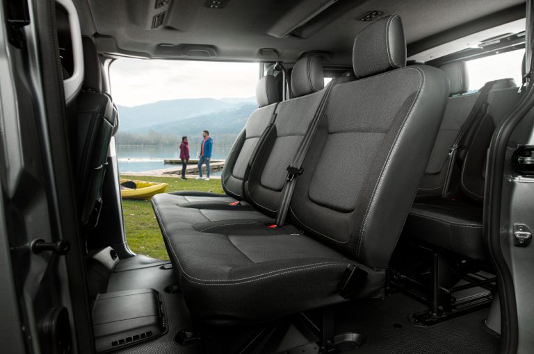 Nissan NV300 BUS 2021: immagini ufficiali