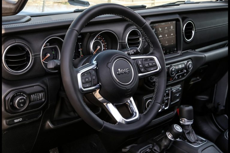 Jeep Gladiator Overland 2021: immagini ufficiali