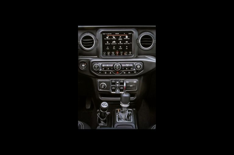 Jeep Gladiator Overland 2021: immagini ufficiali