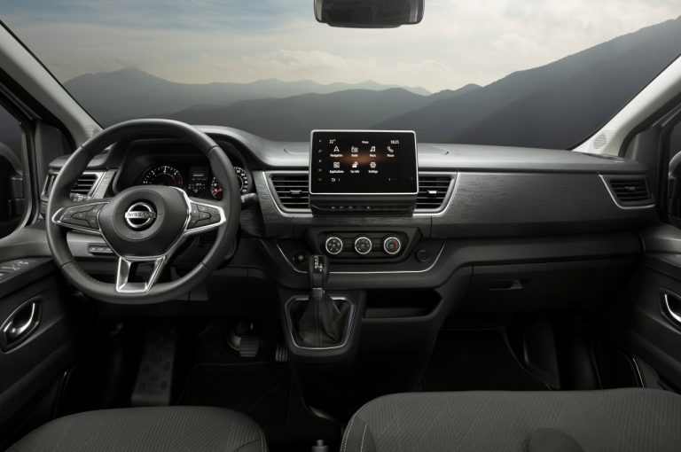 Nissan NV300 BUS 2021: immagini ufficiali