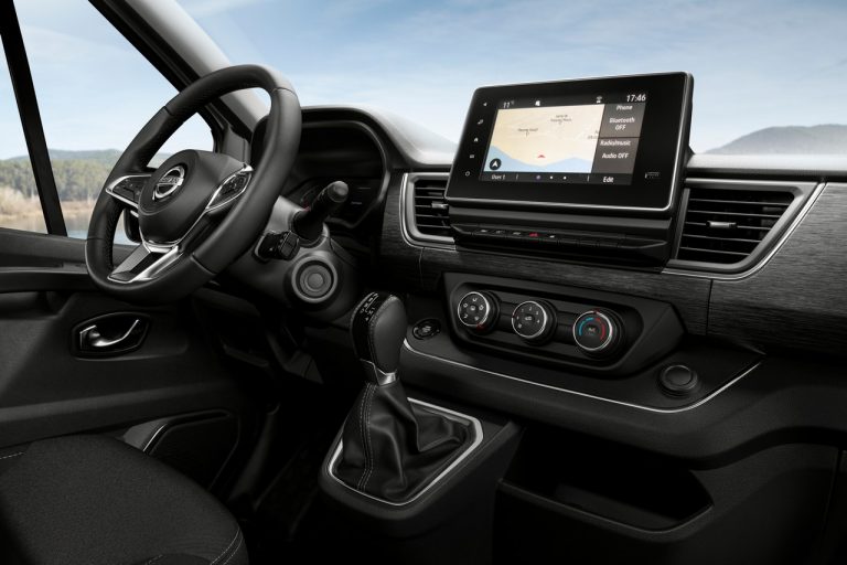 Nissan NV300 BUS 2021: immagini ufficiali