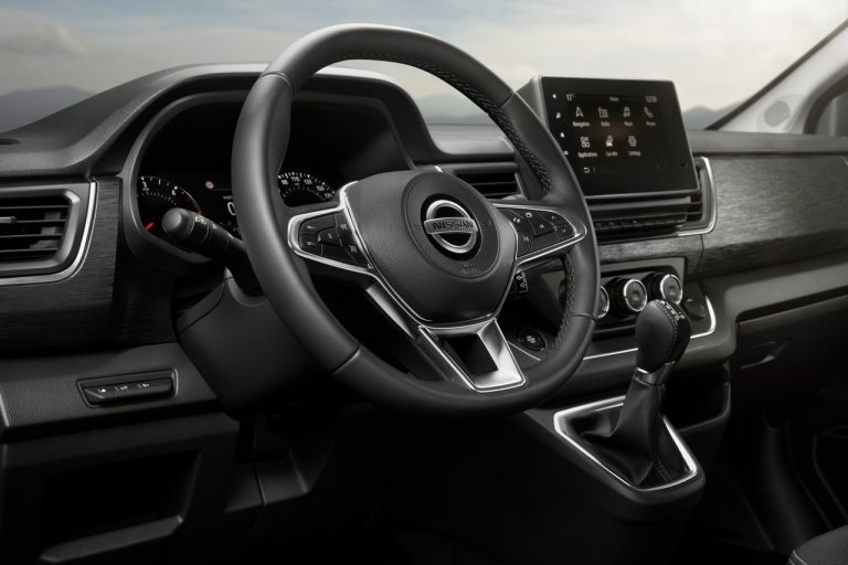 Nissan NV300 BUS 2021: immagini ufficiali
