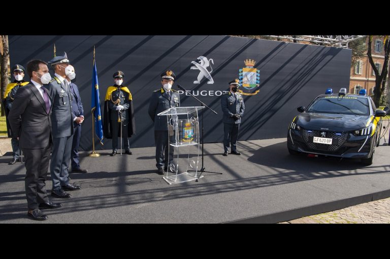 Peugeot e-208 consegnata alla Guardia di Finanza: immagini ufficiali