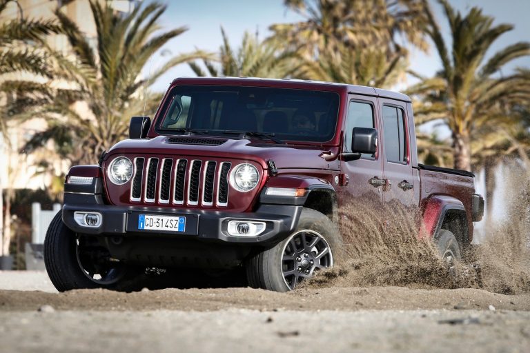 Jeep Gladiator Overland 2021: immagini ufficiali