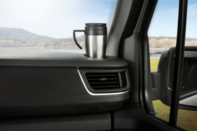 Nissan NV300 BUS 2021: immagini ufficiali