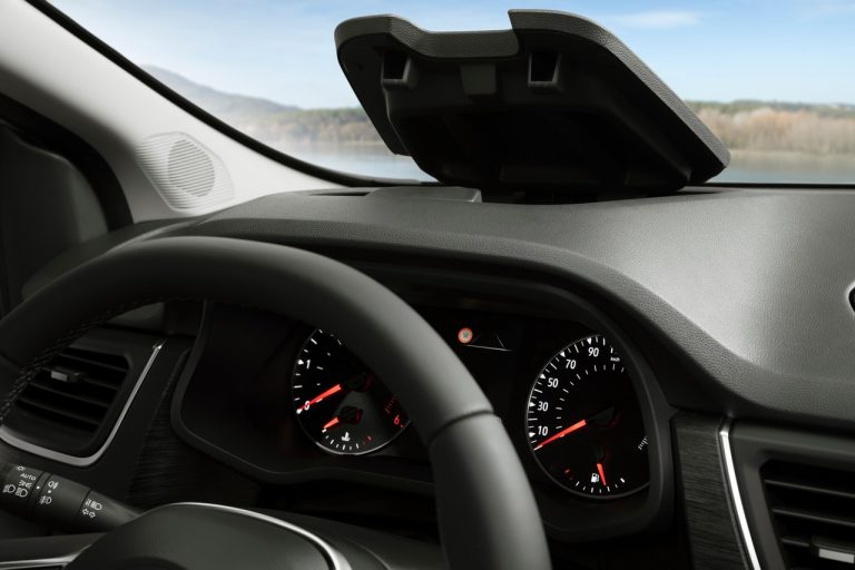 Nissan NV300 BUS 2021: immagini ufficiali